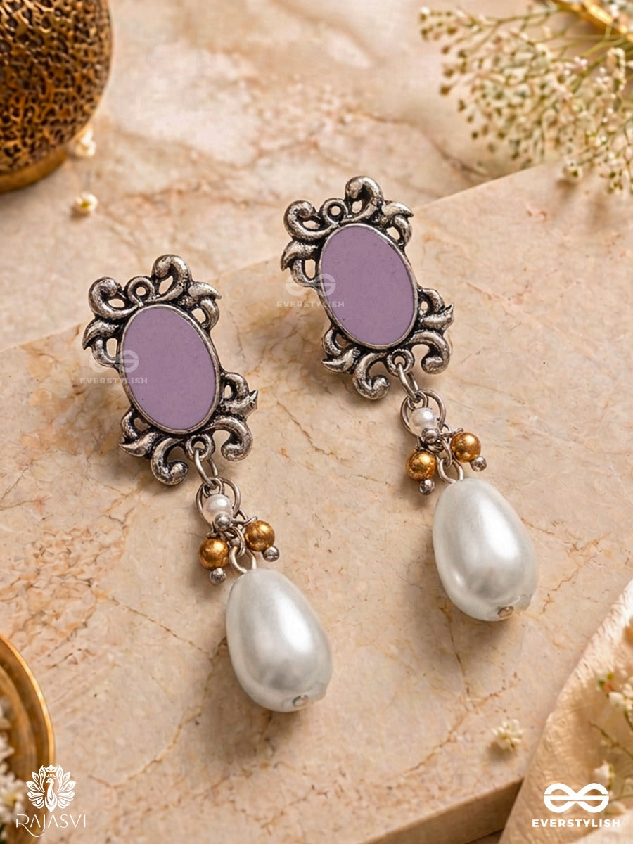 Noorafza Lattika – Oxidised Pearl Earrings With Vintage Floral Frame