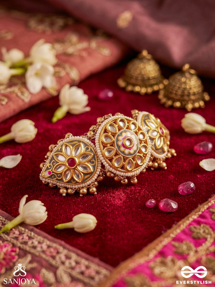 Kamaltraya – Lotus Trio – Festive Ring With Three Ornamental Floral Panels, Petal-Like Stonework And Dainty Golden Accents