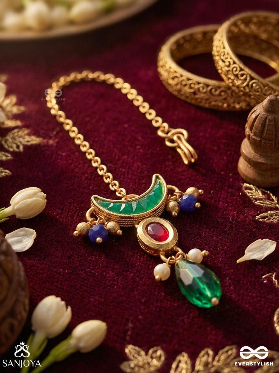 Kaalindi – Sacred Dark Flow – Ornate Maangtika With Green Crescent Detail, Gold-Tone Chain, Green Drop Accent And Delicate Bead Danglers