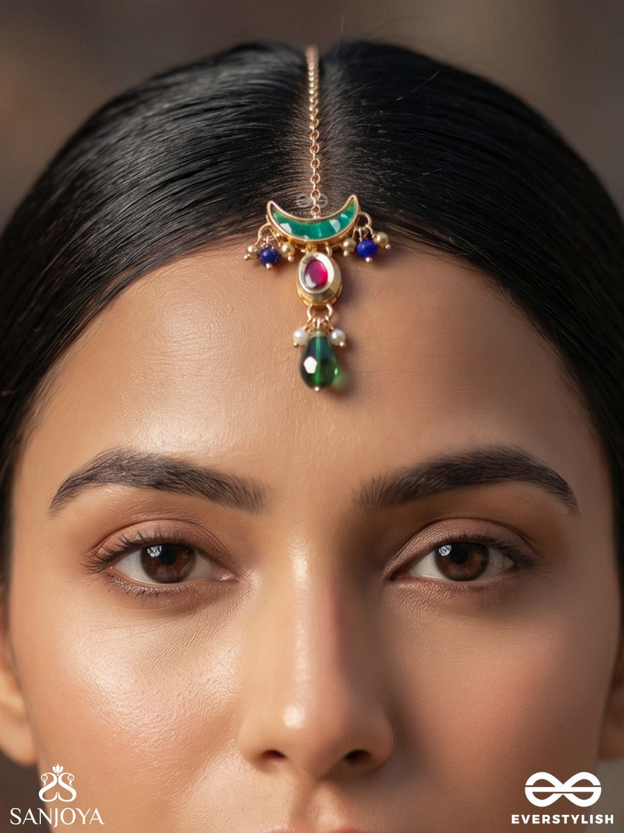 Kaalindi – Sacred Dark Flow – Ornate Maangtika With Green Crescent Detail, Gold-Tone Chain, Green Drop Accent And Delicate Bead Danglers