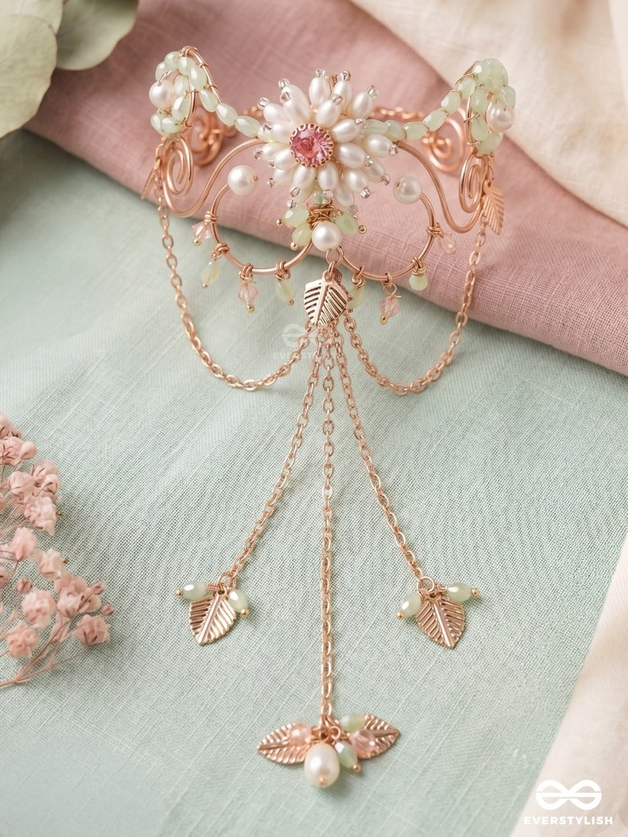 Mintara – Soft Green Glow – Elegant Single Armlet With Floral Centerpiece, Pastel Green Accents, Pearl Details And Flowing Chain Drops