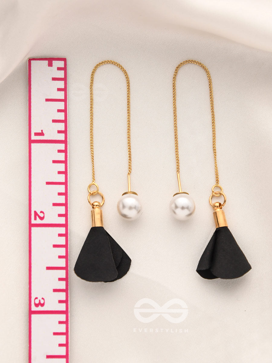 Hanging In Balance Pearl And Flowers Needle Earrings- Black