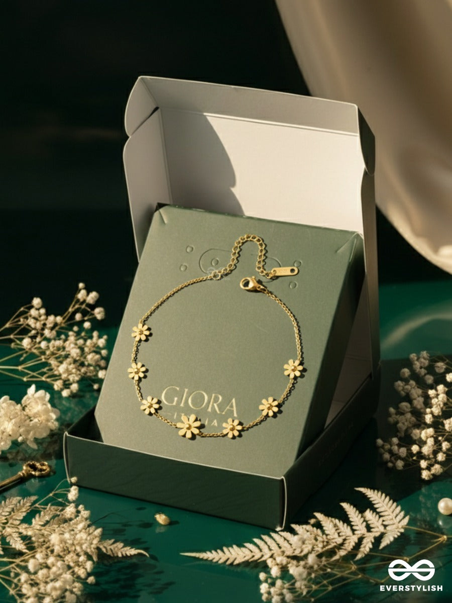 Giora Italia - Maribel –  Stainless Steel 18K Gold Plated Anti-Tarnish Floral Charm Bracelet