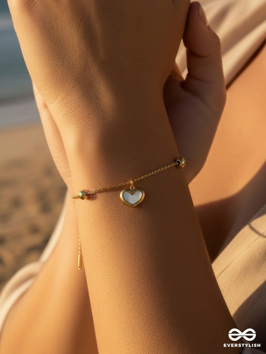 Giora Italia - Ivory Emblem – Stainless Steel 18K Gold Plated Anti-Tarnish Enamel Heart Bracelet