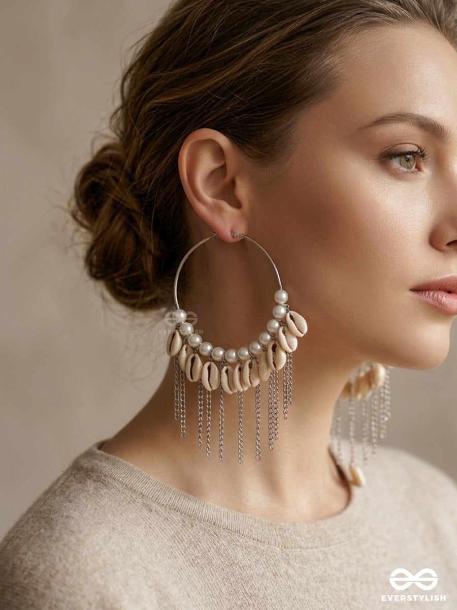 Beachcomber – Hoop Earrings With Cowrie Shells, Pearls And Chain Fringes
