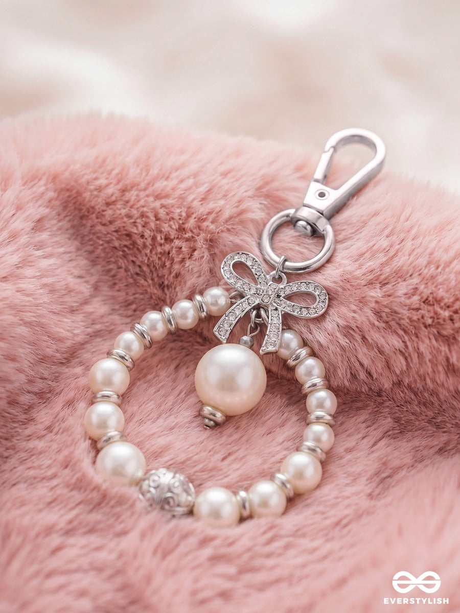 Vanilla Pearl – Elegant Bag Charm With Bow Details And Crystal Charms