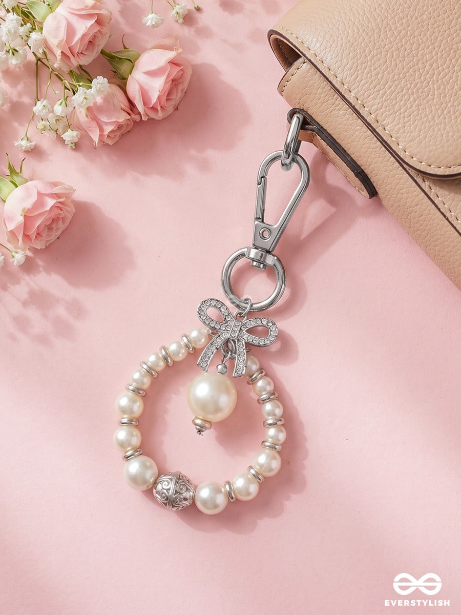 Vanilla Pearl – Elegant Bag Charm With Bow Details And Crystal Charms