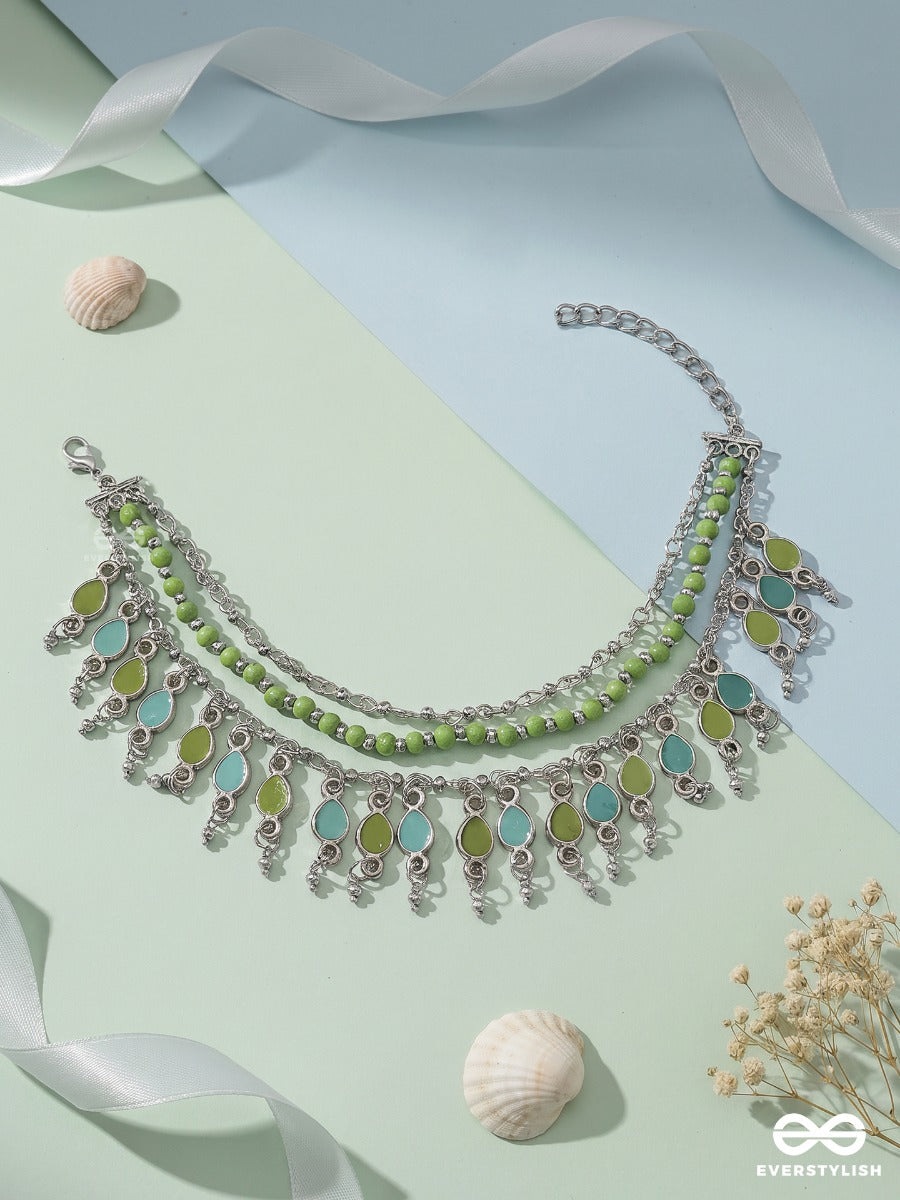 Meadow Twinkle – Delicate Anklet (Single) With Nature-Inspired Details, Green Beads, Pearls And Leaf Charms