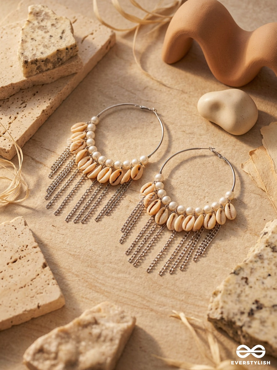 Beachcomber – Hoop Earrings With Cowrie Shells, Pearls And Chain Fringes