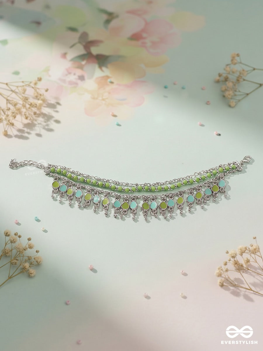Meadow Twinkle – Delicate Anklet (Single) With Nature-Inspired Details, Green Beads, Pearls And Leaf Charms
