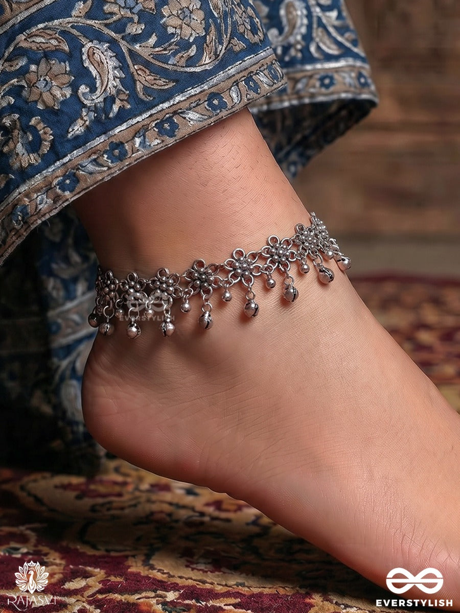 Jhanaklata – Oxidised Pair Of Anklets With Floral Clusters And Ghungroo Details
