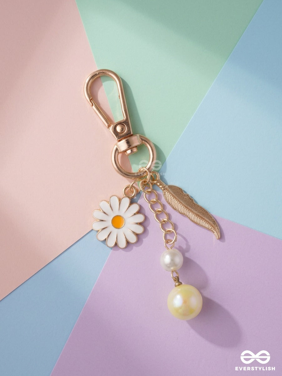 Daisy Daydream – Floral Bag Charm With Pearl And Feather Details