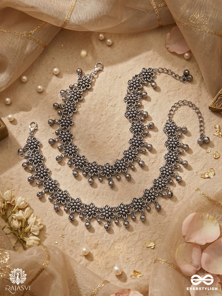 Jhanaklata – Oxidised Pair Of Anklets With Floral Clusters And Ghungroo Details