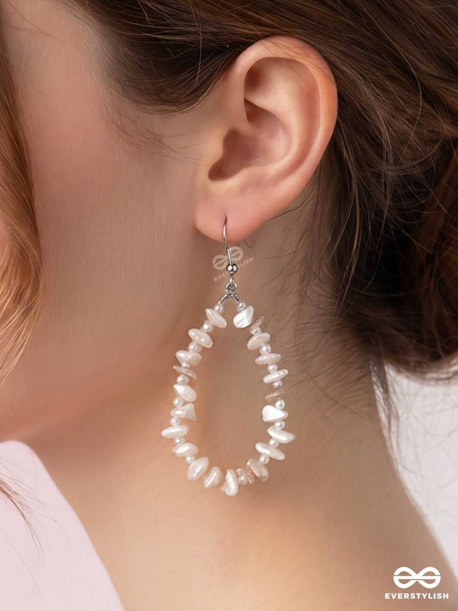 Milky Shore – Oval Freshwater Pearl Chip Hoop Earrings