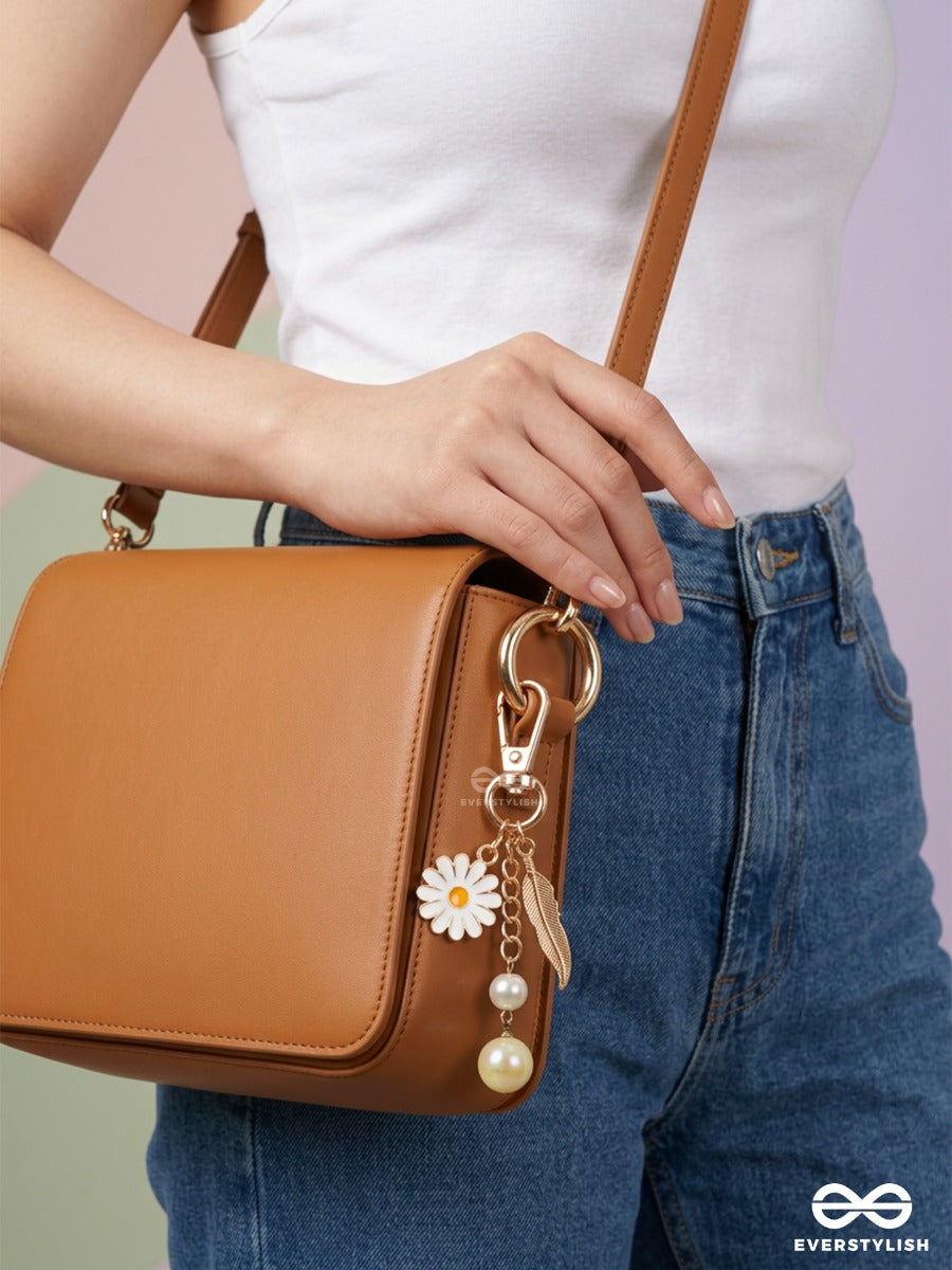 Daisy Daydream – Floral Bag Charm With Pearl And Feather Details