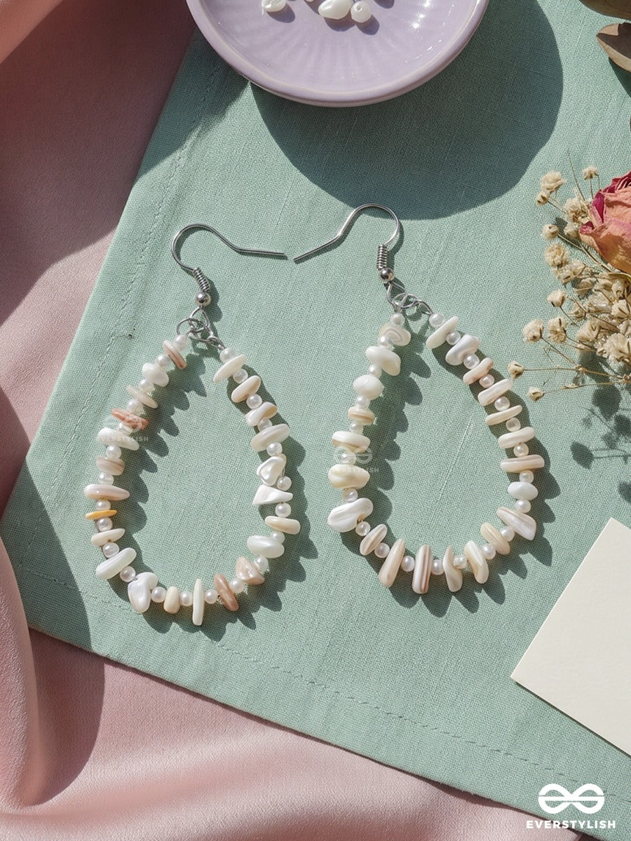Milky Shore – Oval Freshwater Pearl Chip Hoop Earrings