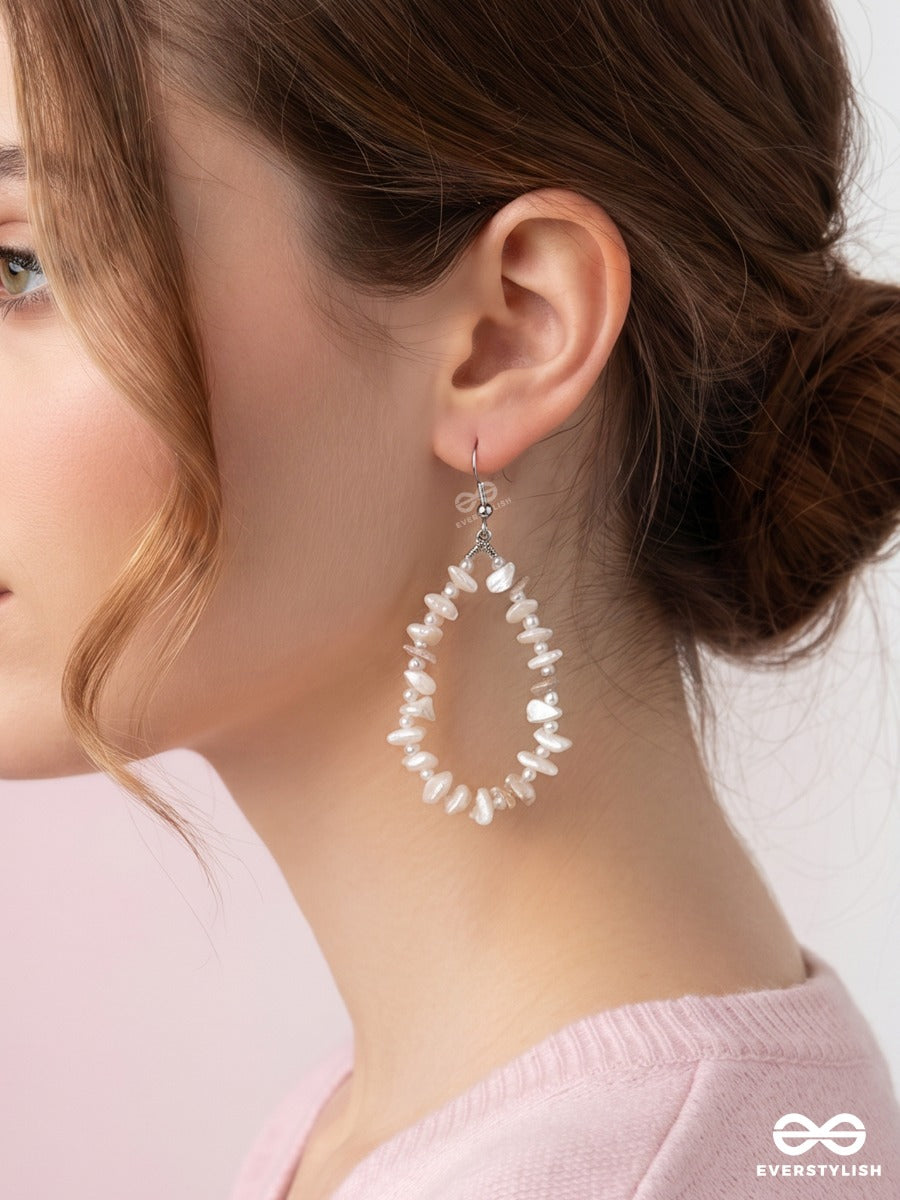 Milky Shore – Oval Freshwater Pearl Chip Hoop Earrings