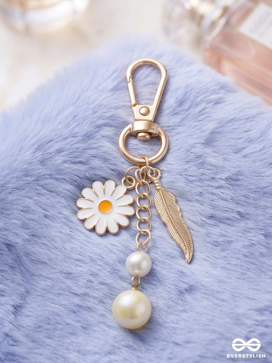 Daisy Daydream – Floral Bag Charm With Pearl And Feather Details