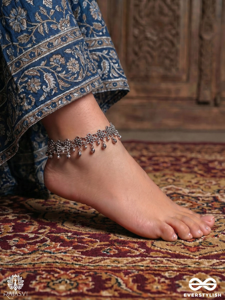 Jhanaklata – Oxidised Pair Of Anklets With Floral Clusters And Ghungroo Details