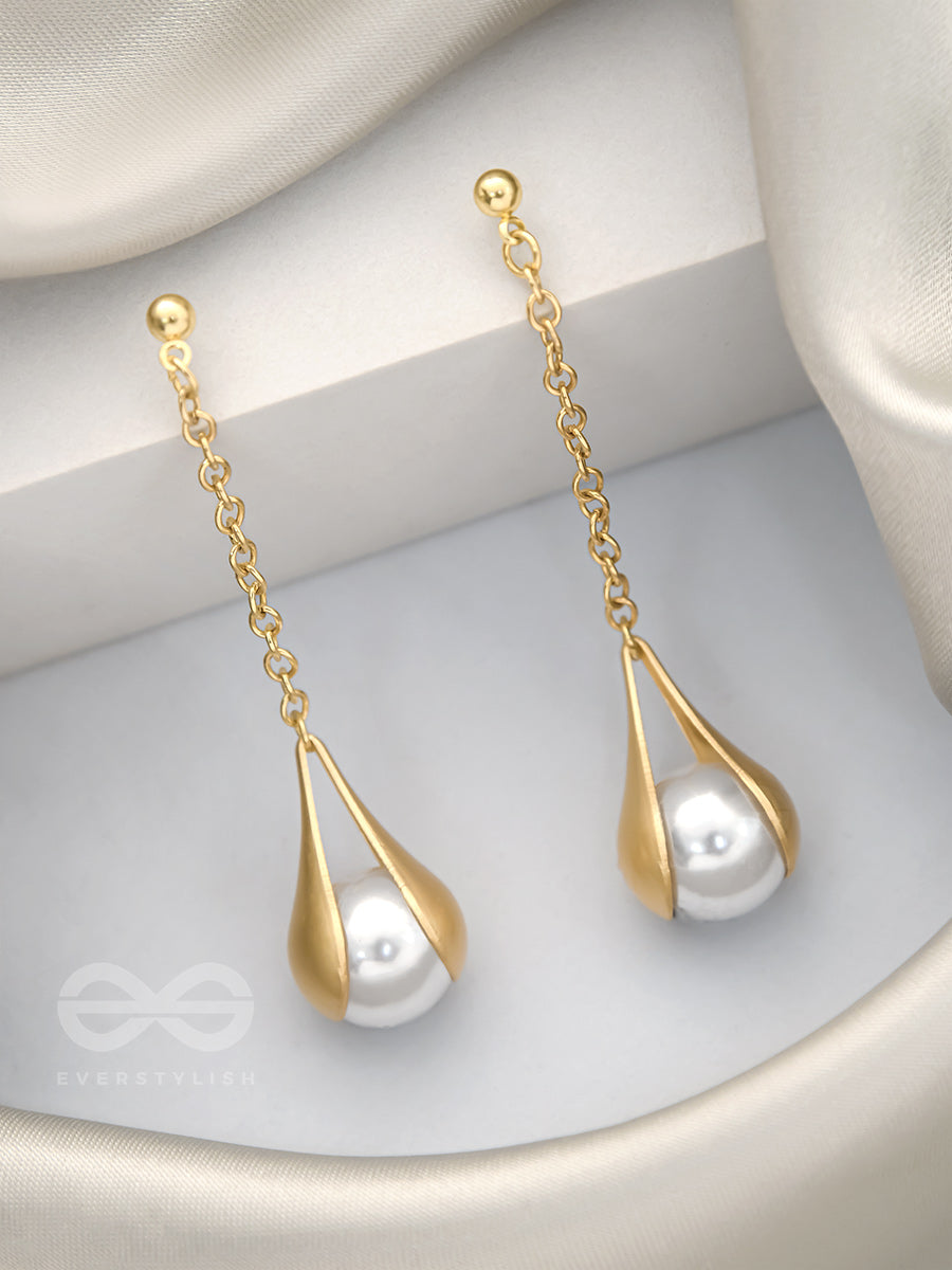 The Hanging Moon- Golden Pearl Earrings