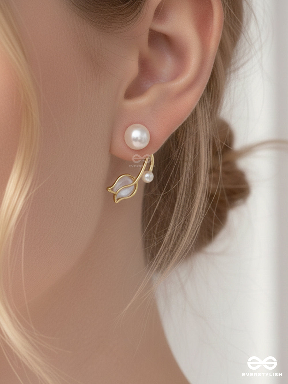 White Like Tulips - Golden Pearl Studs