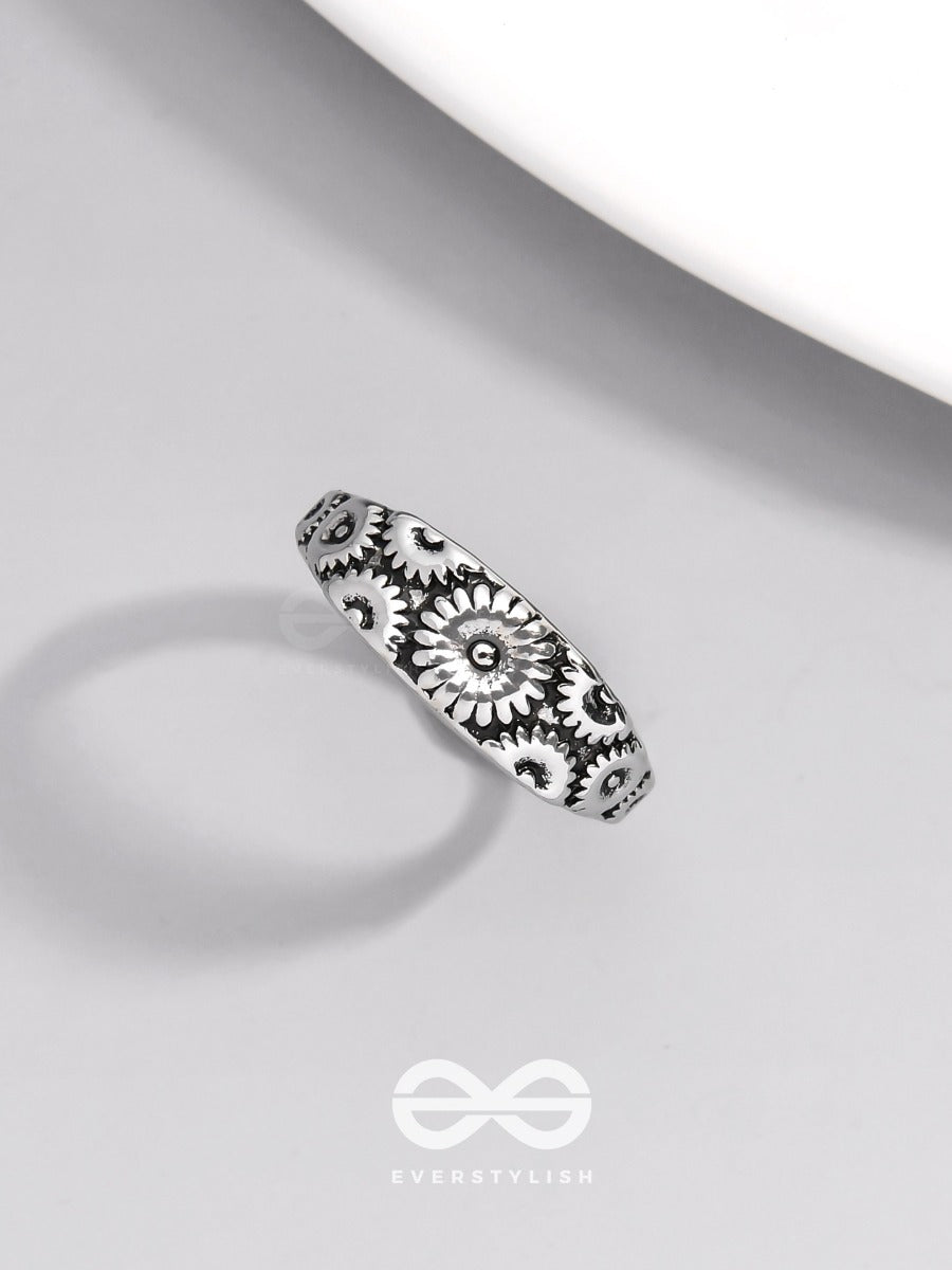 The Daisy Cascade - Casual Siver Ring (Adjustable)