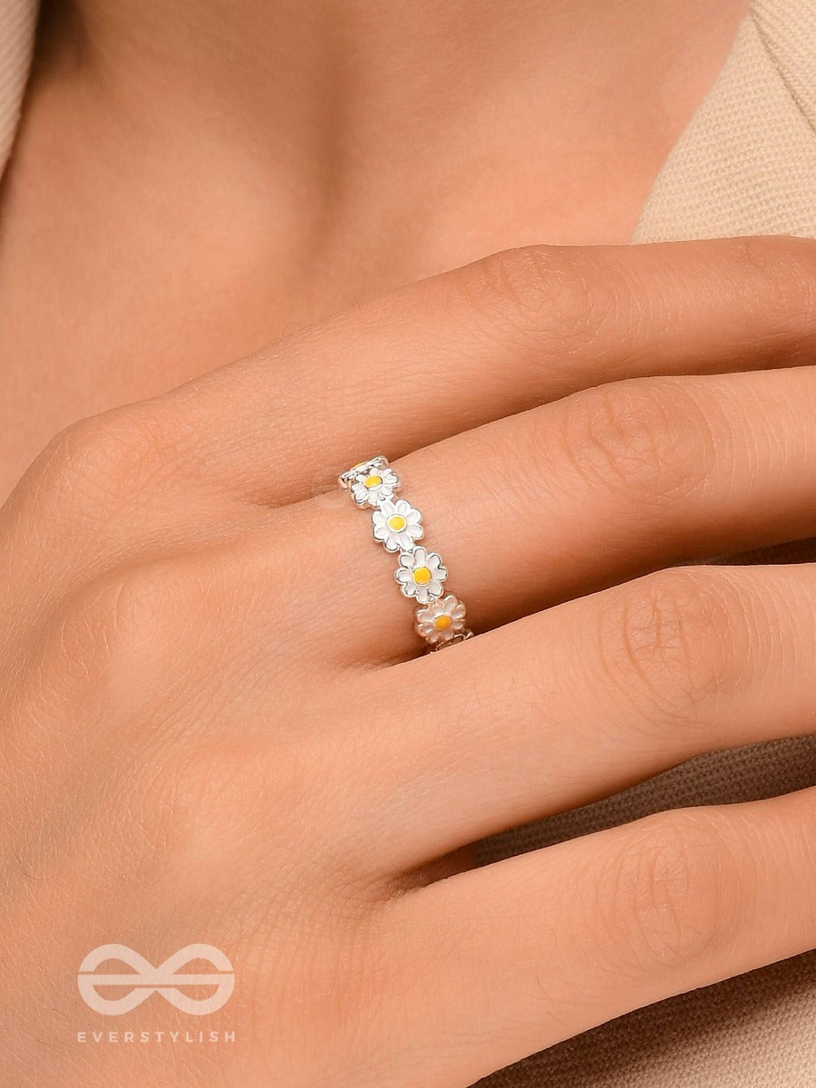 Sunshine Daisies - Silver Ring (Adjustable)(Yellow)