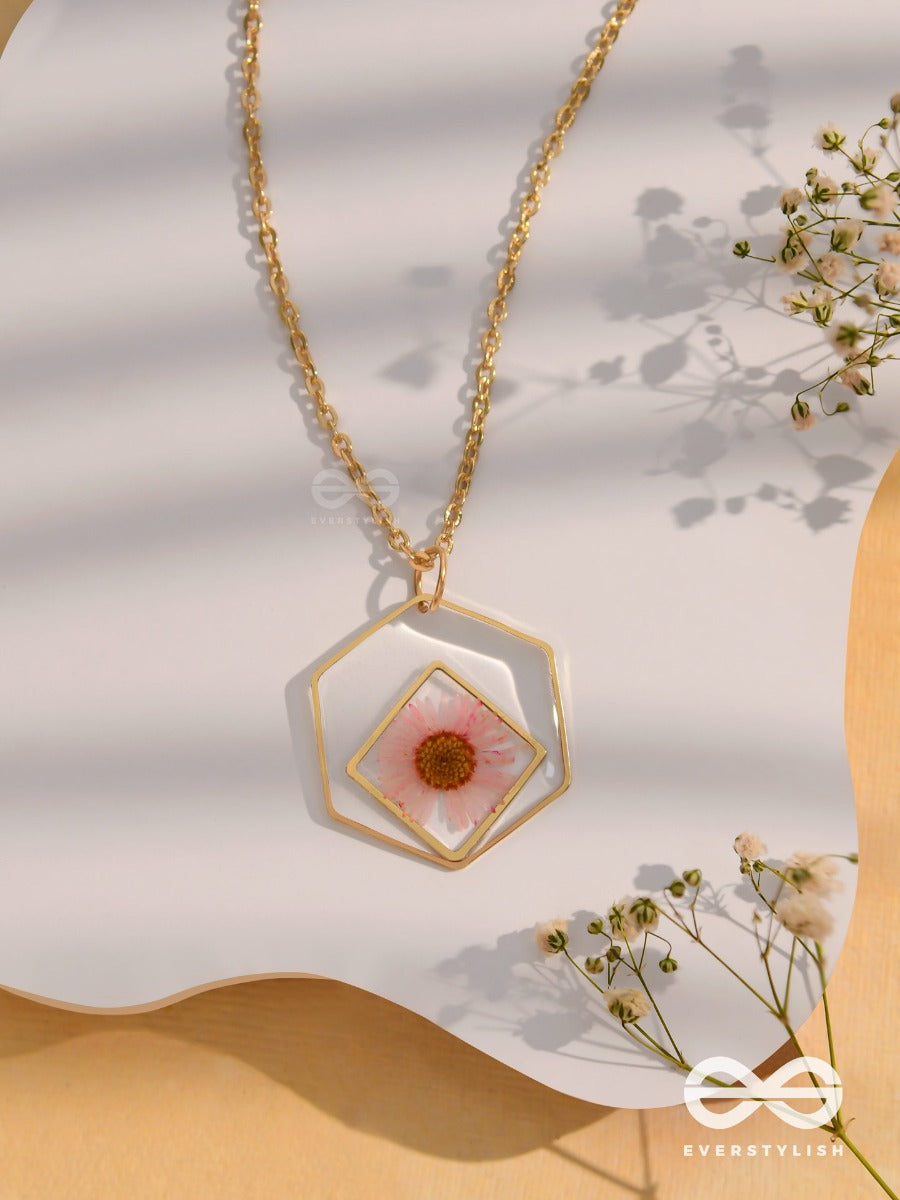 The Shy Daisy - Pressed Flower Resin Pendant With Ant-Tarnish Coating