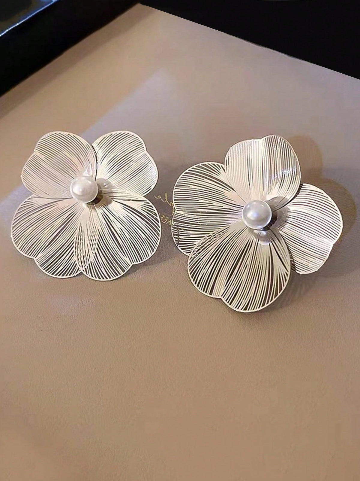 Meshy Fantasy- Silver Flower Studs