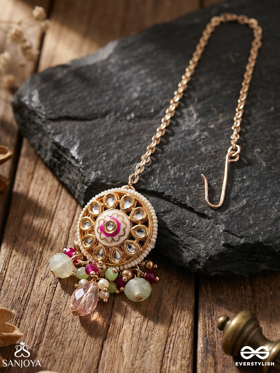 Haritrina - Green And Pink Beauty - Ornate Kundan Maangtika With Floral Motifs And Sparkling Drops