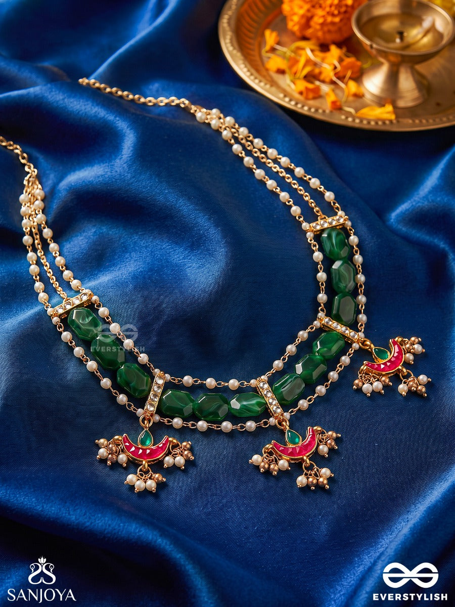 Nilachapa - Blue-Green Arc- Dark Emerald Green Textured Choker With Kundan And Pearls