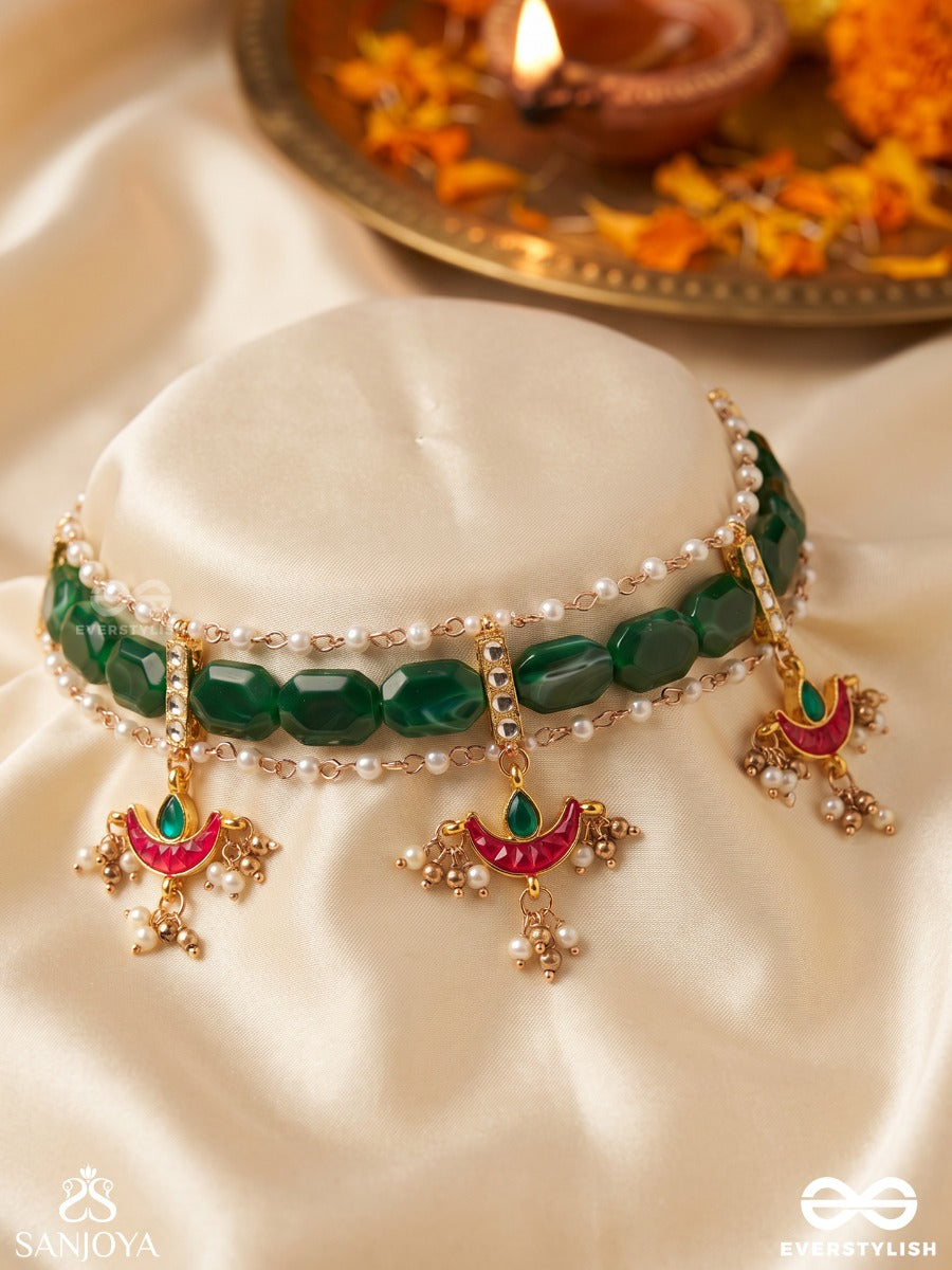 Nilachapa - Blue-Green Arc- Dark Emerald Green Textured Choker With Kundan And Pearls