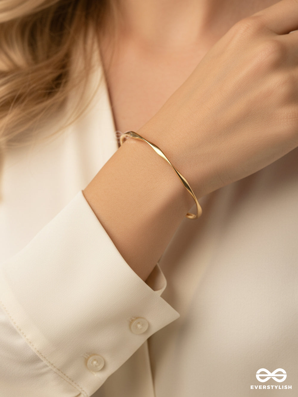 Elara - Twisted Golden Sleek Hand Cuff