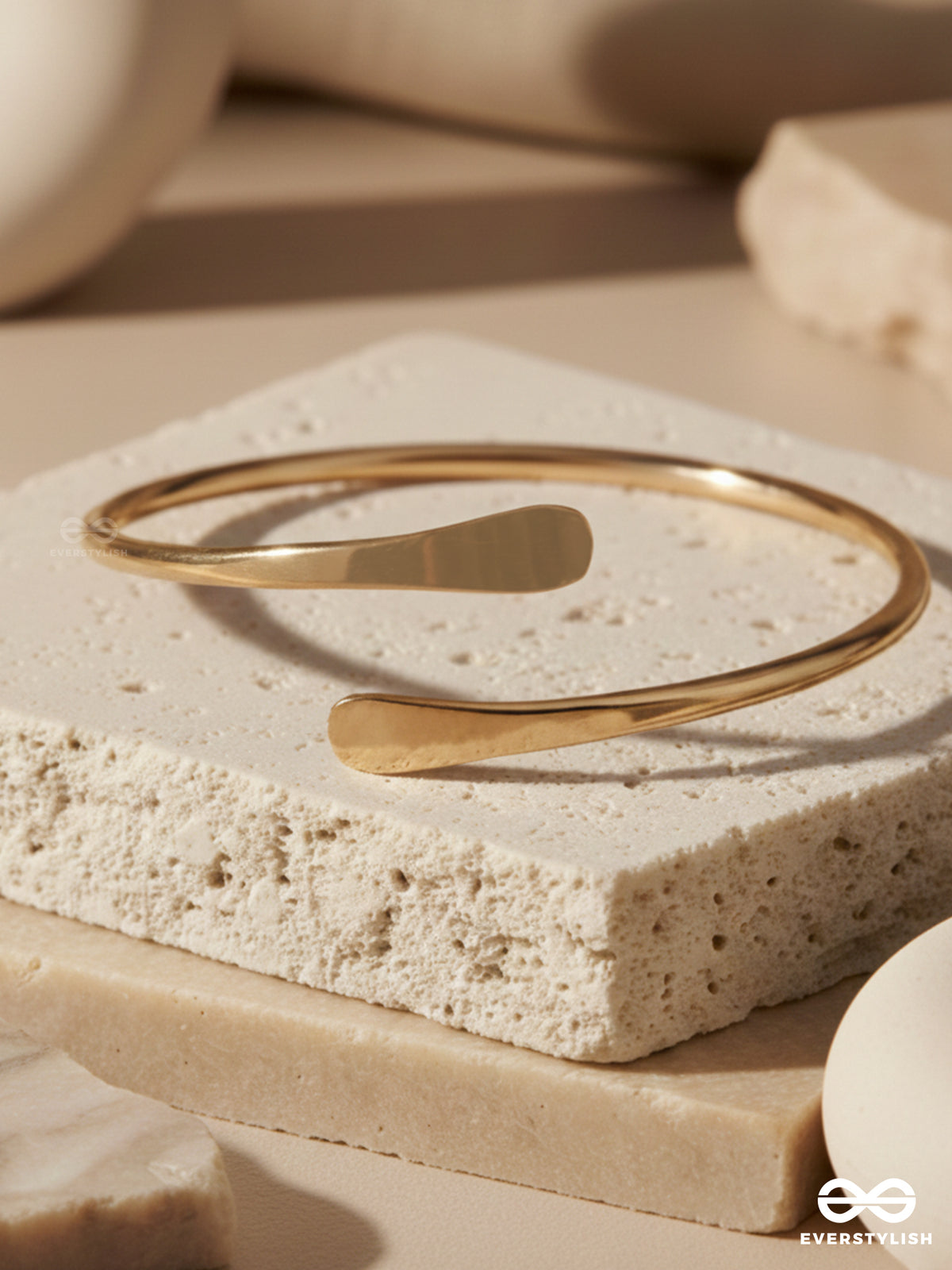 Rose Line - Minimal Golden Hand Cuff