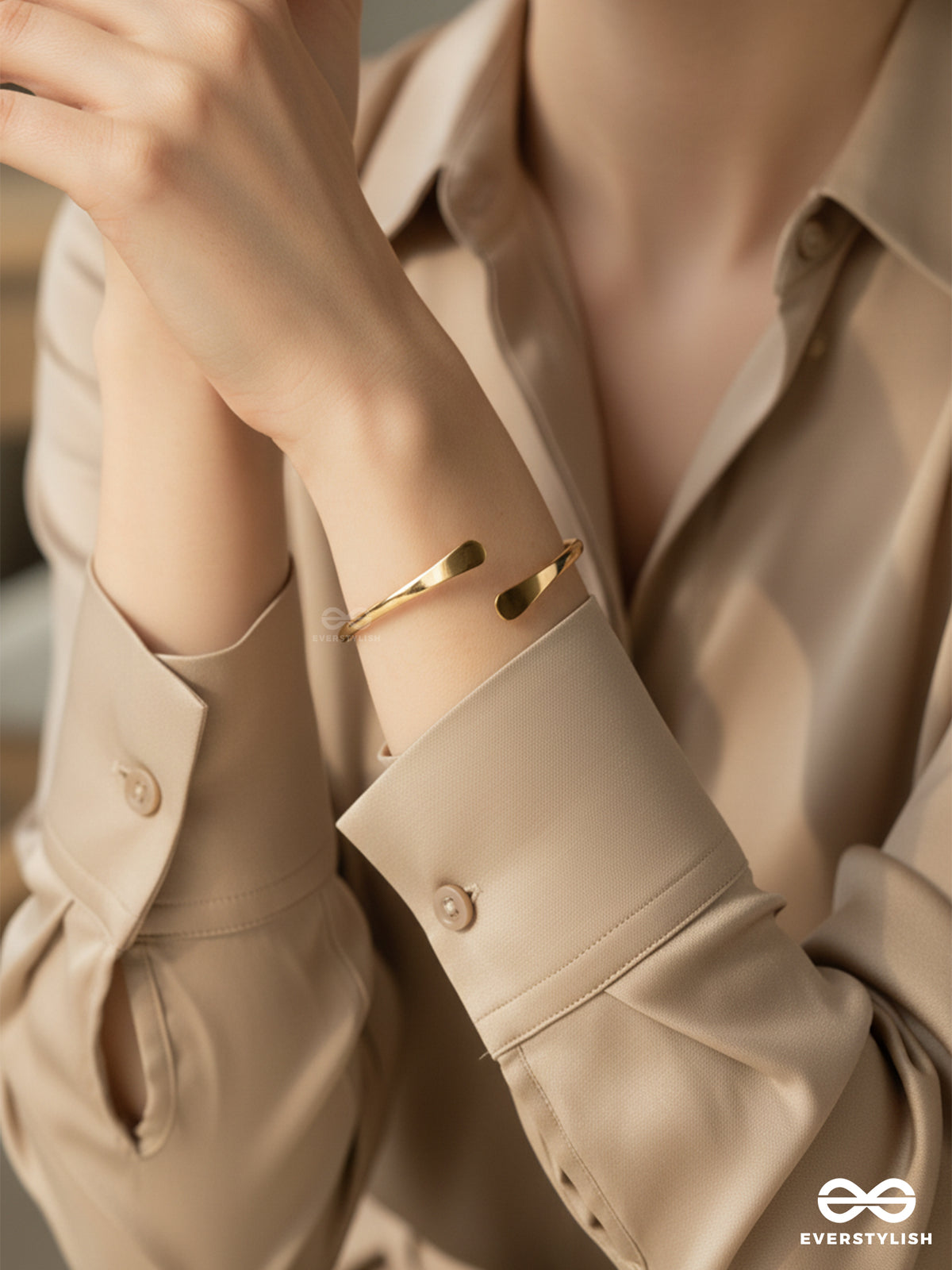 Rose Line - Minimal Golden Hand Cuff