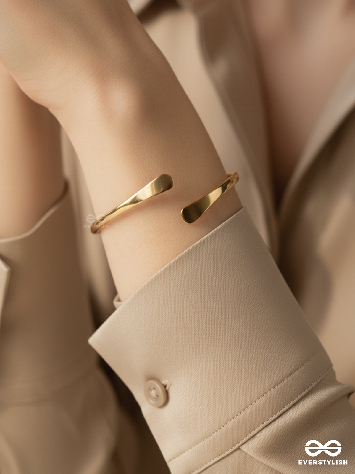 Rose Line - Minimal Golden Hand Cuff
