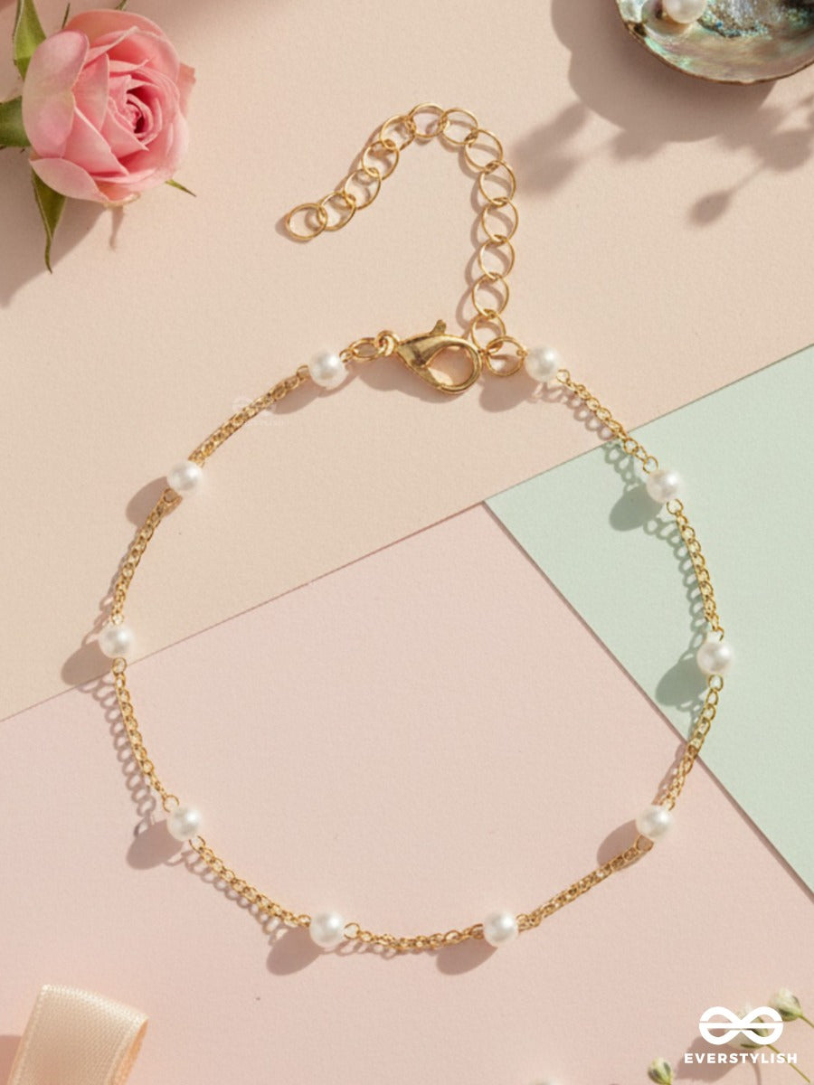 Pearl Trace - Delicate Golden Chain Bracelet