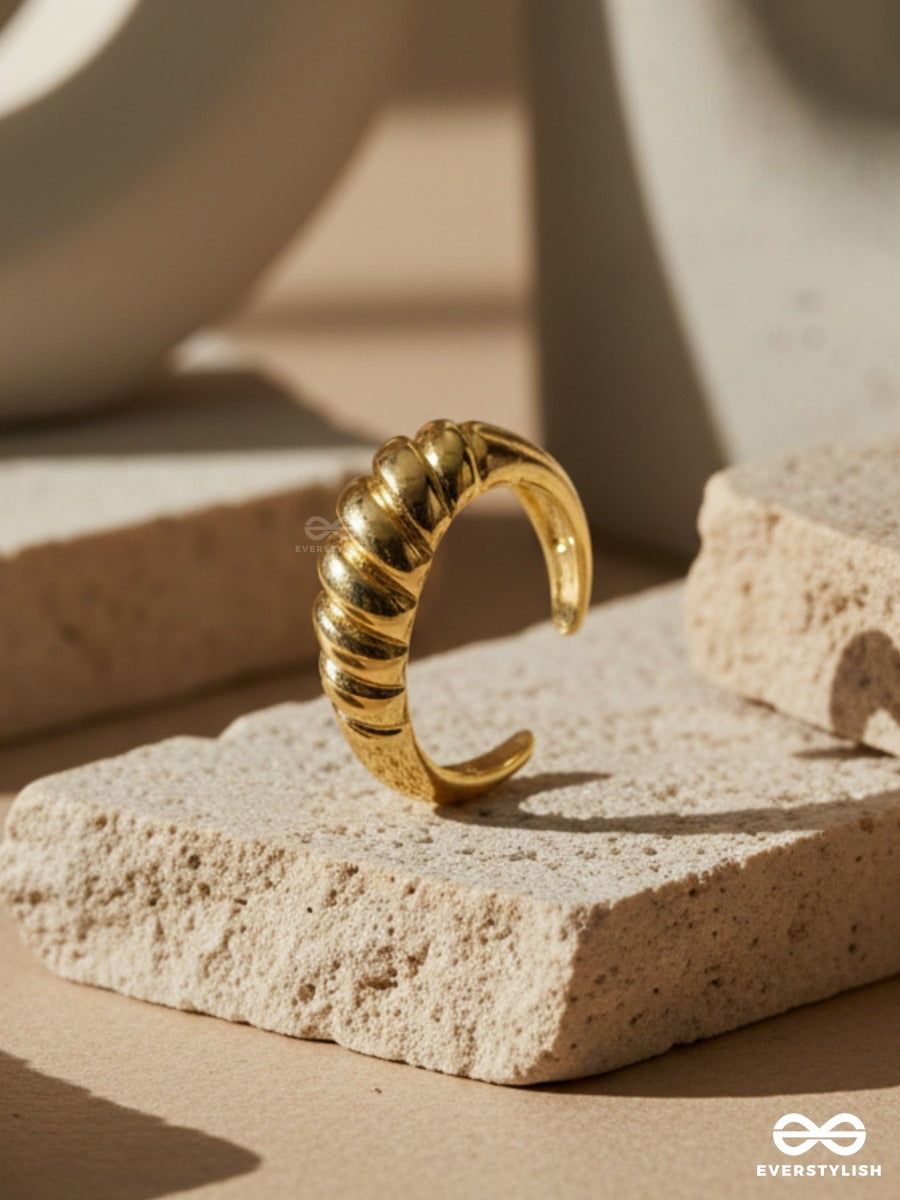 Ridge Loop - Sculpted Gold Ring