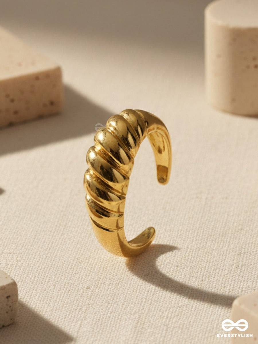 Ridge Loop - Sculpted Gold Ring