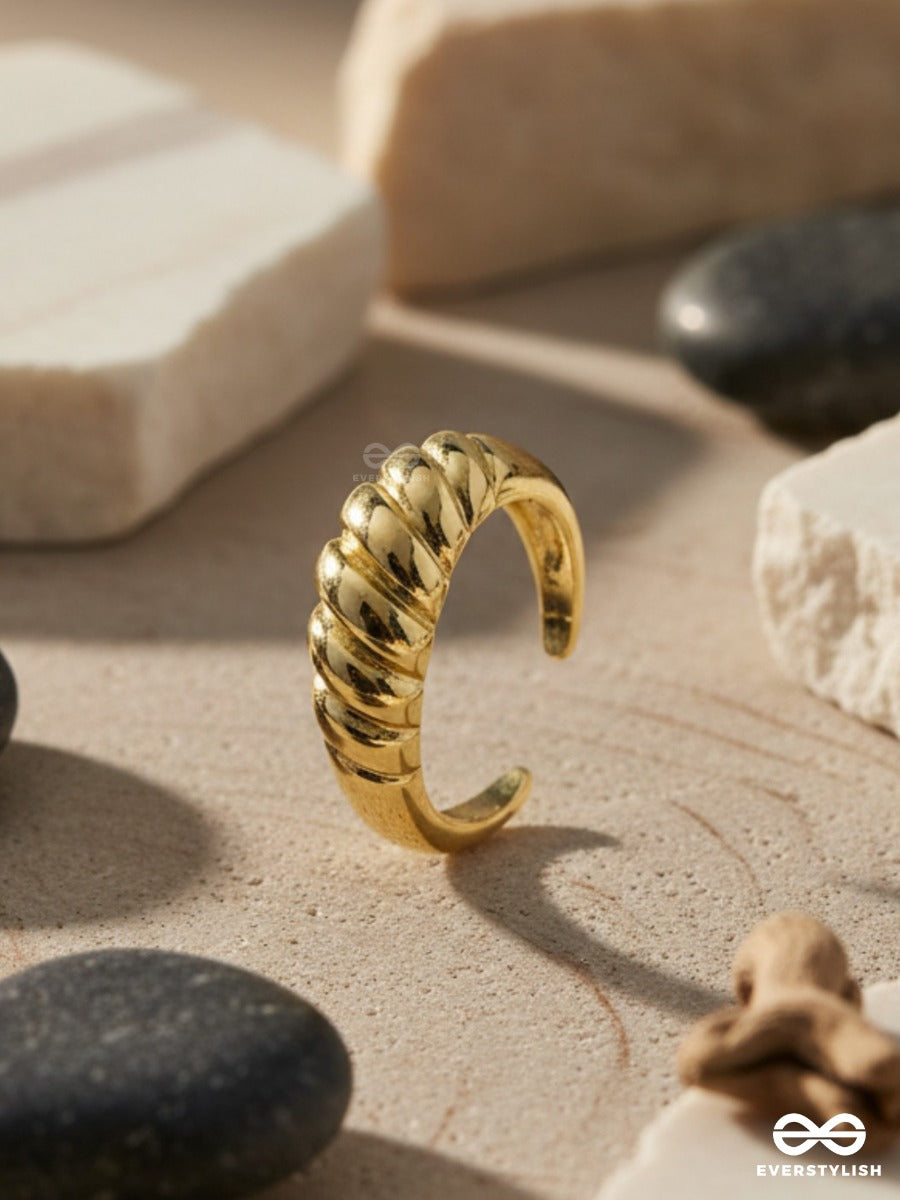 Ridge Loop - Sculpted Gold Ring