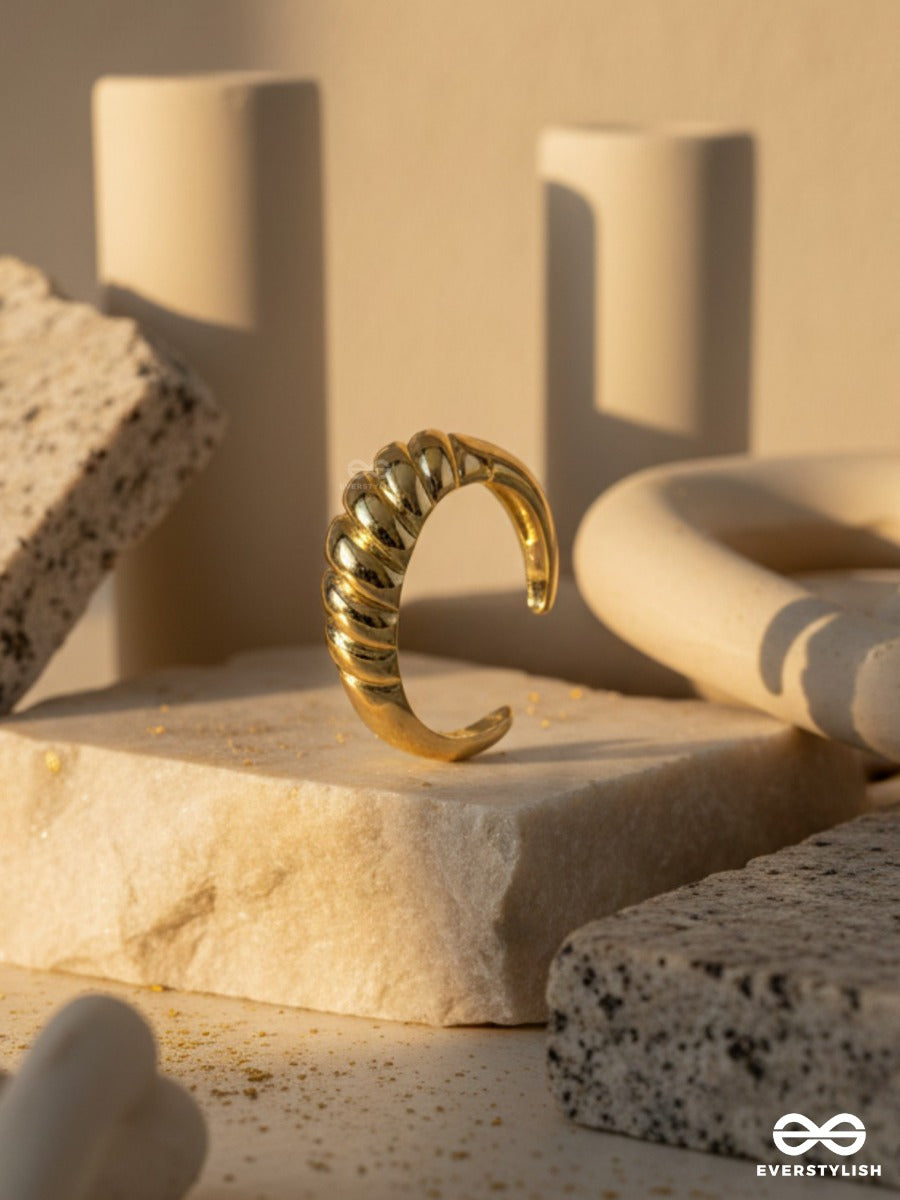 Ridge Loop - Sculpted Gold Ring