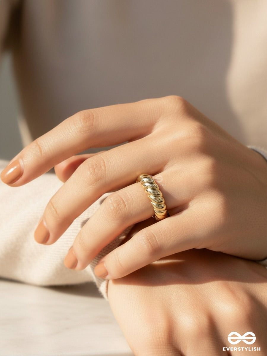 Ridge Loop - Sculpted Gold Ring