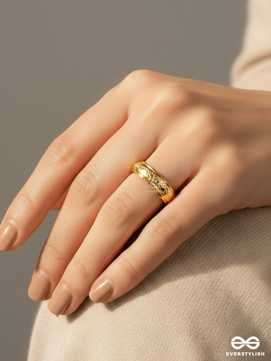 Soft Etch - Minimal Gold Ring