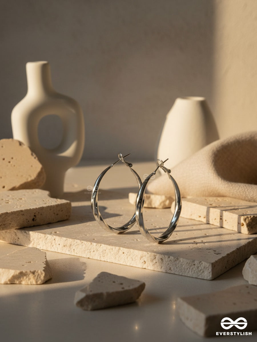 It Girl Twist - Oval Hoop Silver Earrings