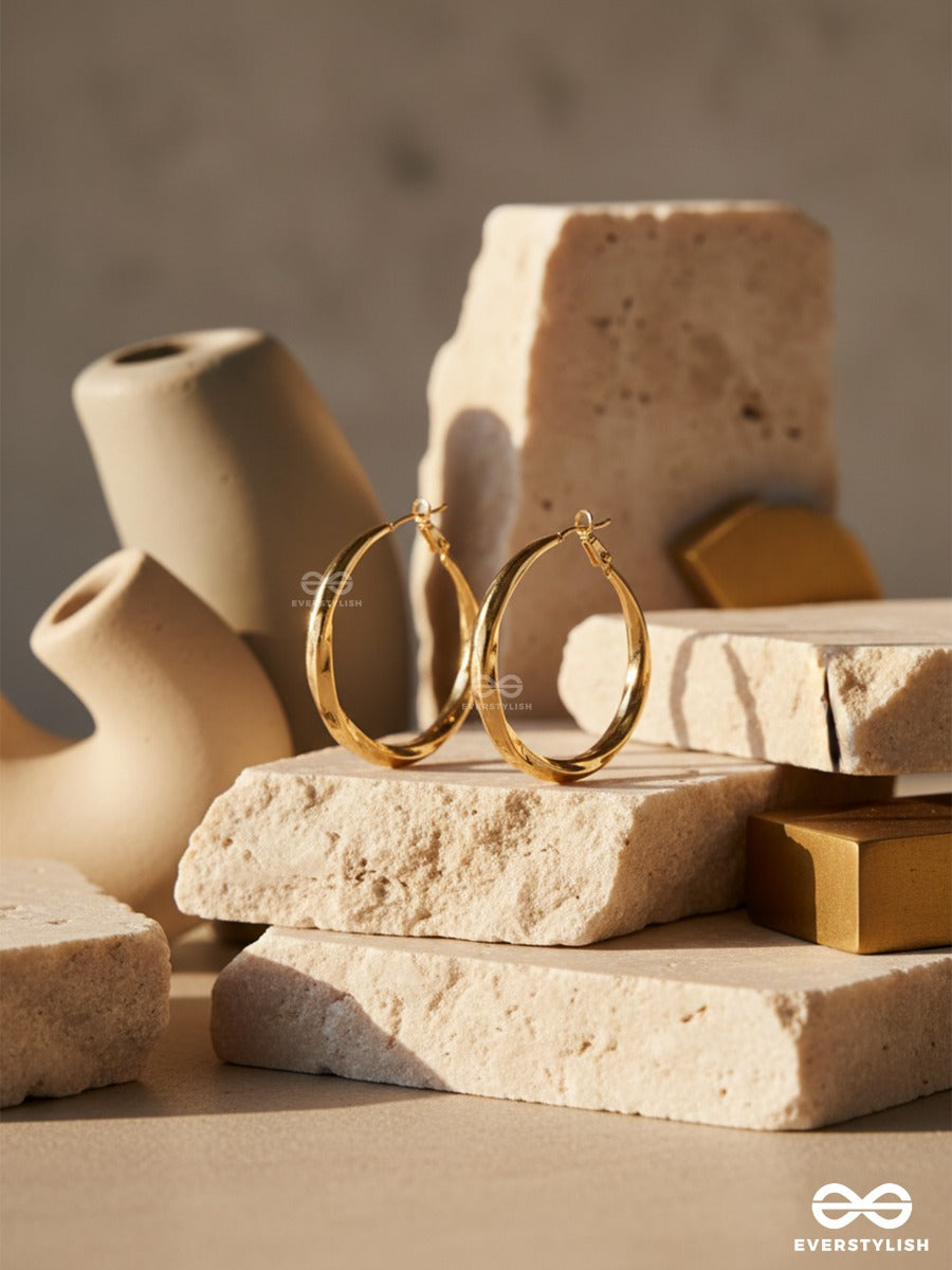 It Girl Twist - Oval Hoop Golden Earrings
