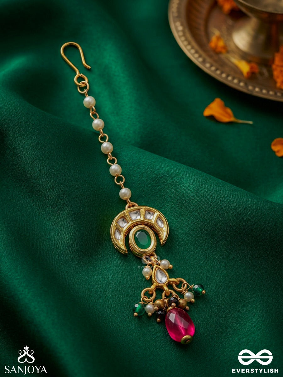 Shivanshi - Divine Trace - Polki-Set Crescent Maangtika With Emerald Centre Stone And Ruby-Toned Drop Finish