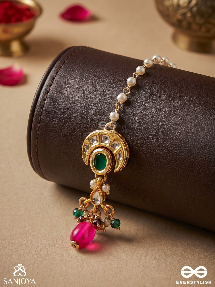 Shivanshi - Divine Trace - Polki-Set Crescent Maangtika With Emerald Centre Stone And Ruby-Toned Drop Finish