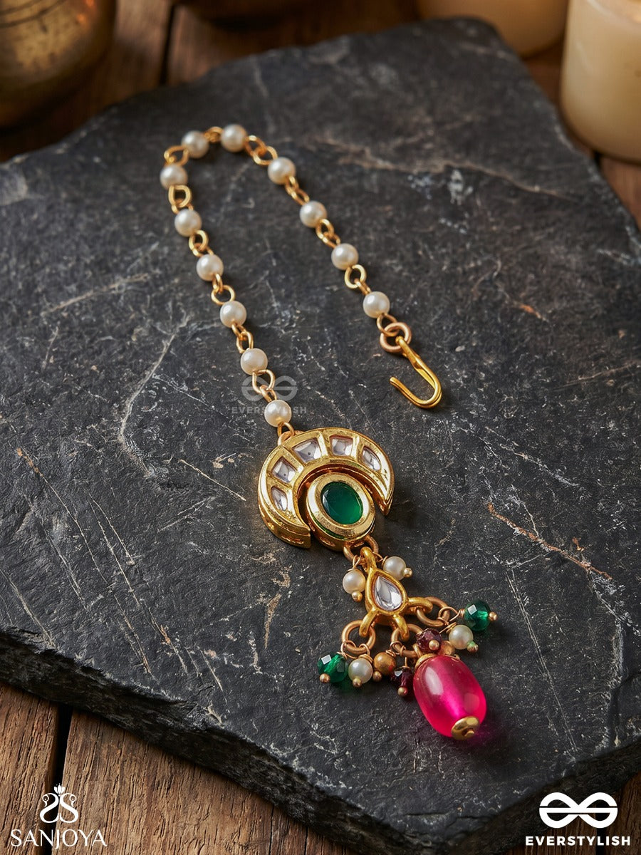 Shivanshi - Divine Trace - Polki-Set Crescent Maangtika With Emerald Centre Stone And Ruby-Toned Drop Finish