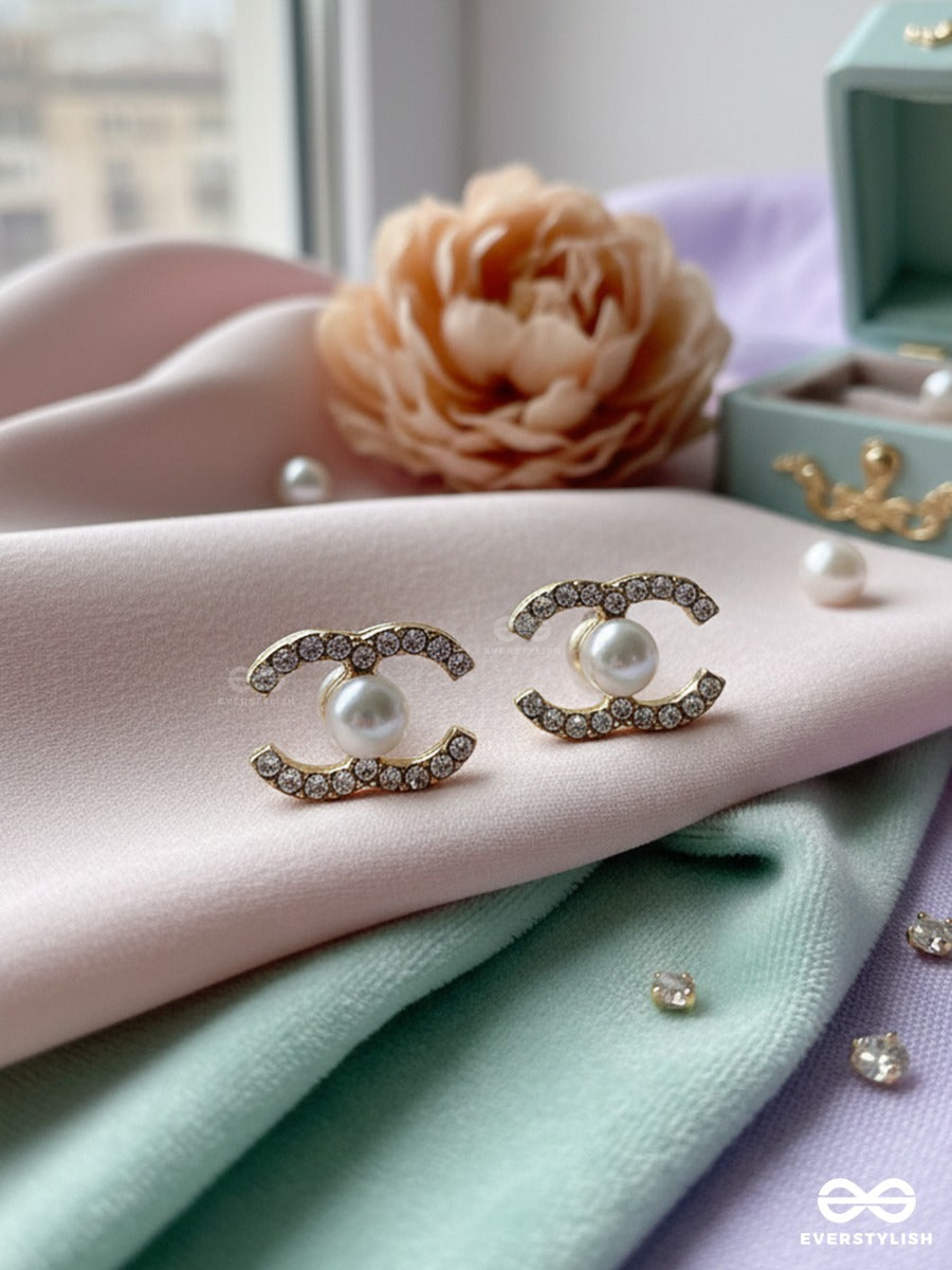 Mirelle Hold - Pearl Embedded Stud Earrings