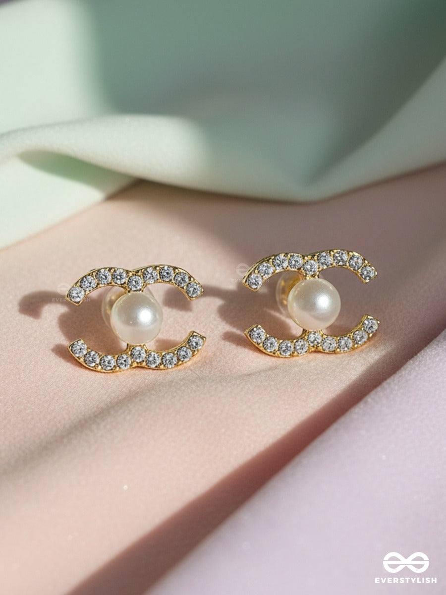 Mirelle Hold - Pearl Embedded Stud Earrings
